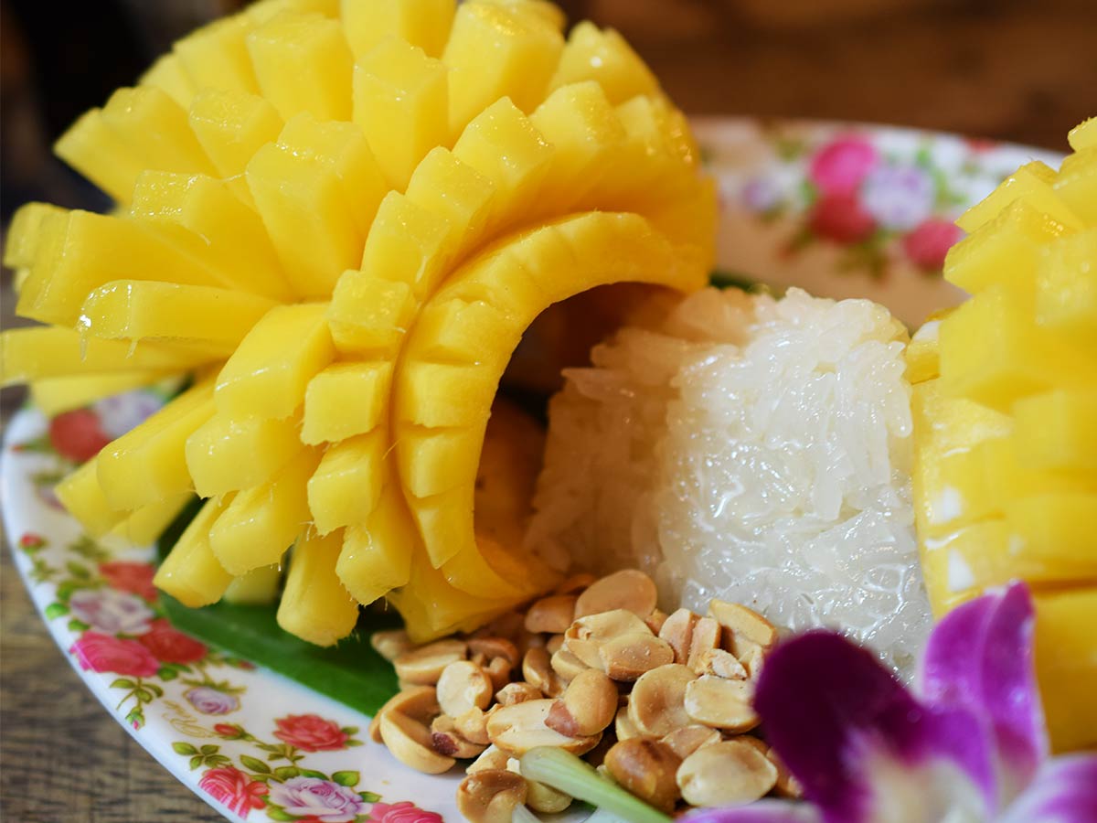 thai dessert mango sticky rice bangkok