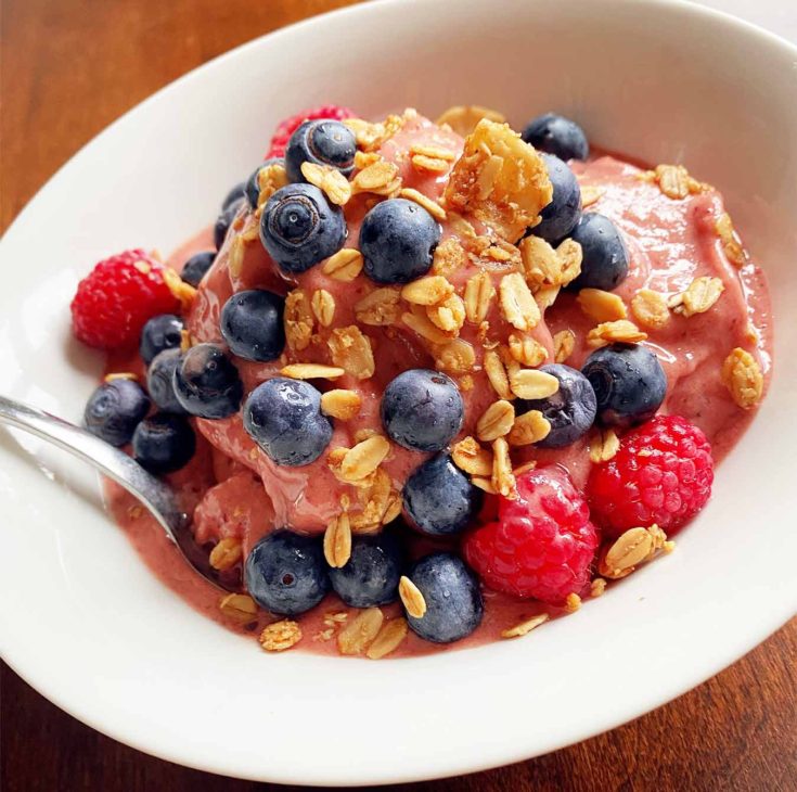 smoothie bowl with blueberries, raspberries and granola