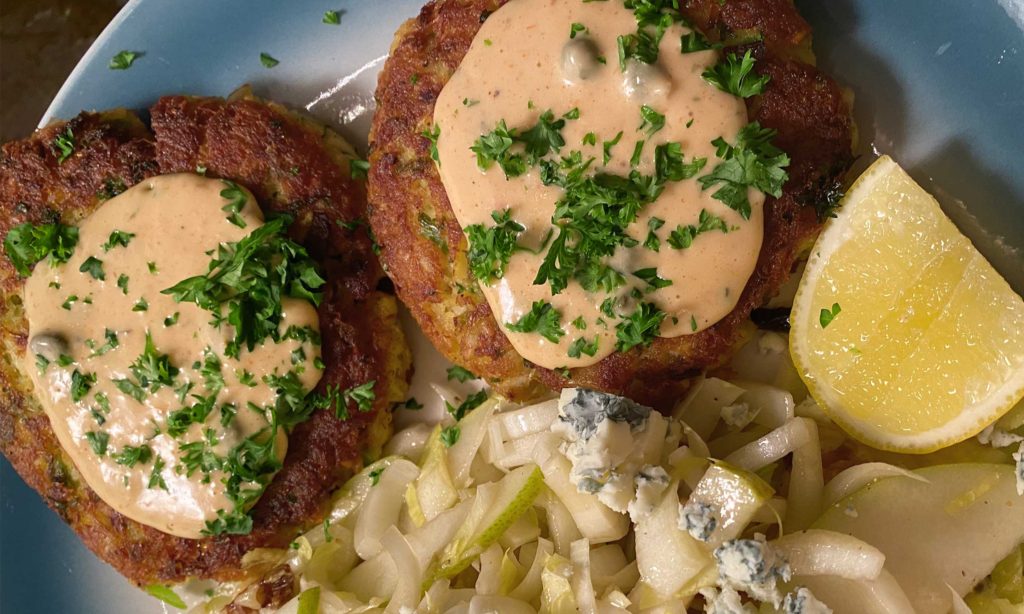 crab cakes recipe with pink remoulade sauce the food quest