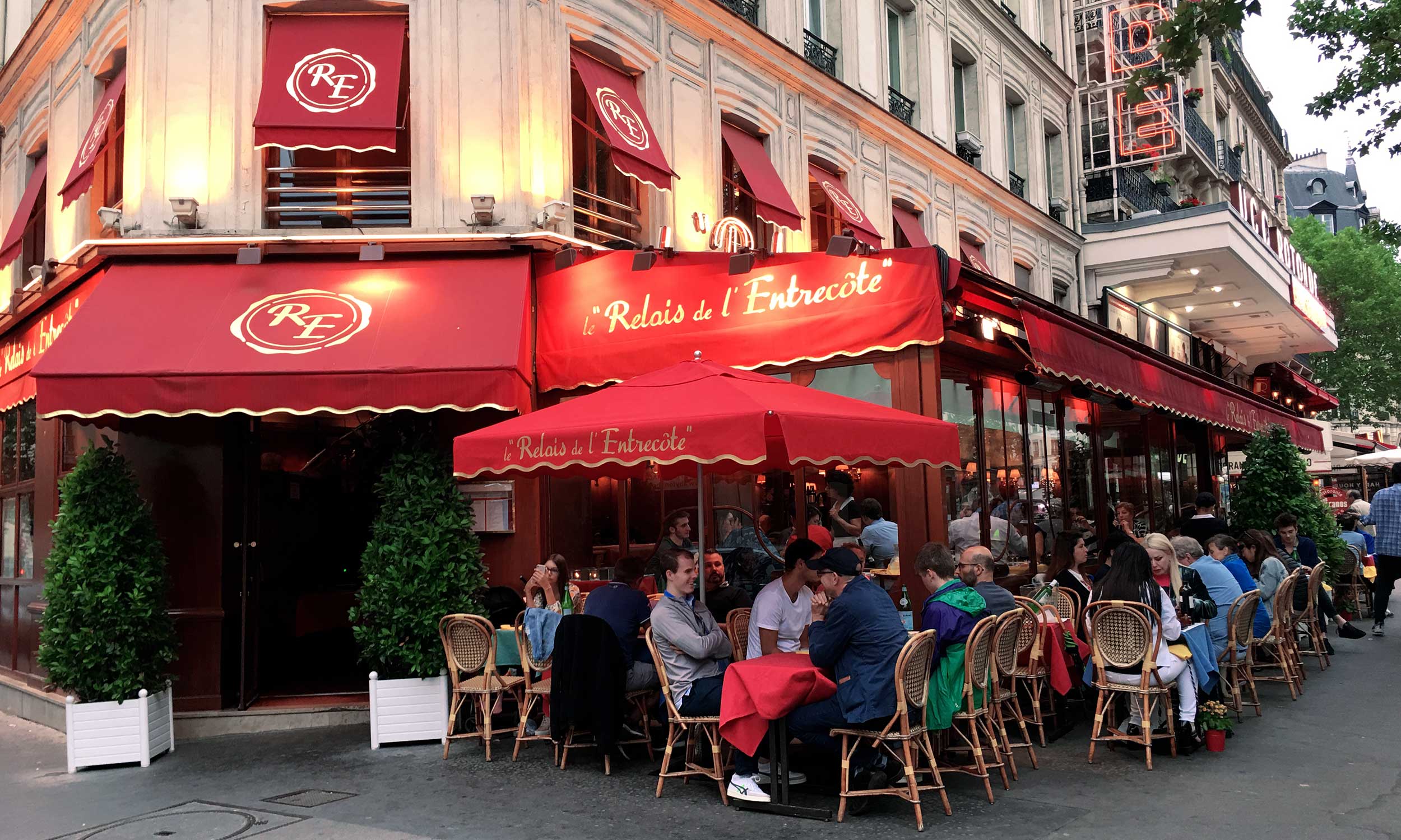 Le Relais de l’Entrecôte exterior best steak frites in paris